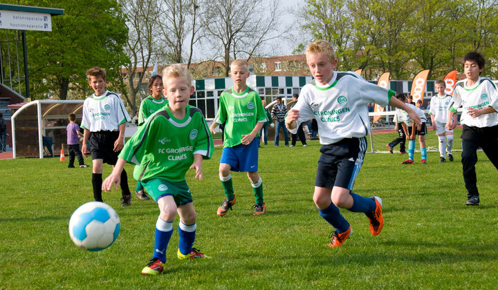 Kopballen bij voetballende kinderen: wel of niet gevaarlijk?